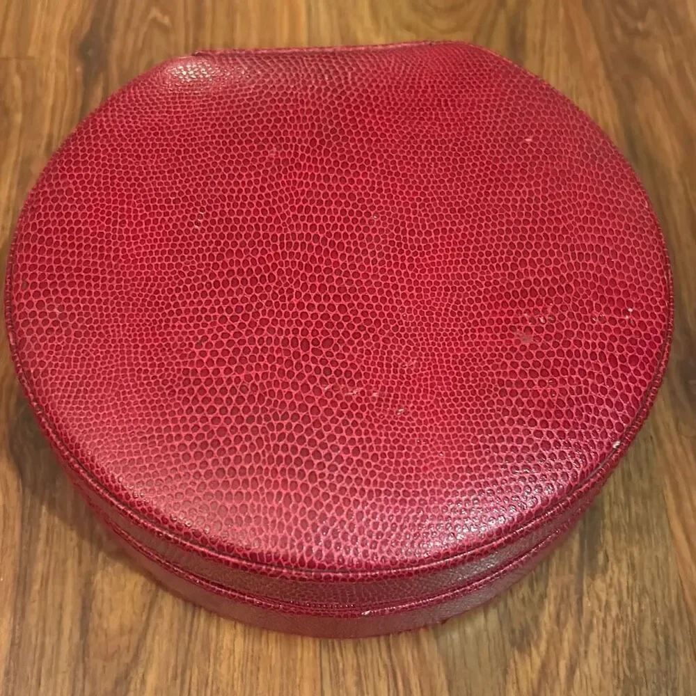 Wolf designs red leather jewelry holder case traveling round vintage
